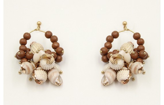 Pendientes aro con bolas de madera, corales blanco