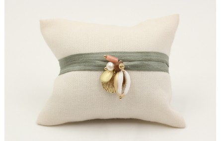 Pulsera seda verde con conchas oro, caracola esmal