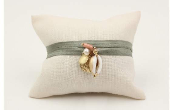 Pulsera seda verde con conchas oro, caracola esmal