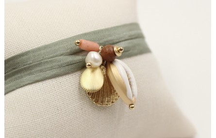 Pulsera seda verde con conchas oro, caracola esmal