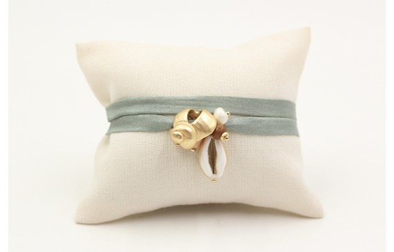 Pulsera seda verde con caracola oro mate y caracol