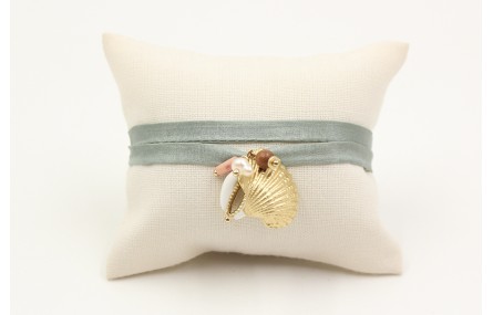 Pulsera seda verde con almeja oro mate y caracola 