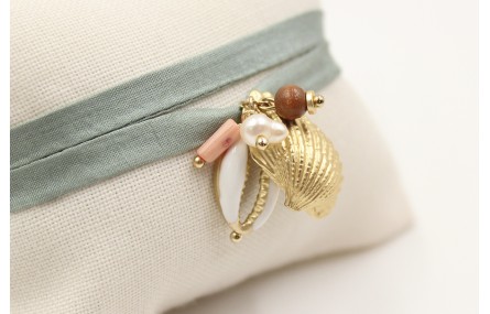 Pulsera seda verde con almeja oro mate y caracola 