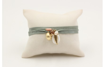 Pulsera seda verde con caracola oro mate gordita  