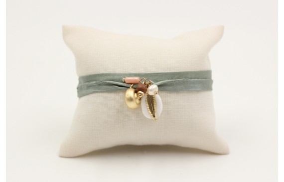 Pulsera seda verde con caracola oro mate gordita  