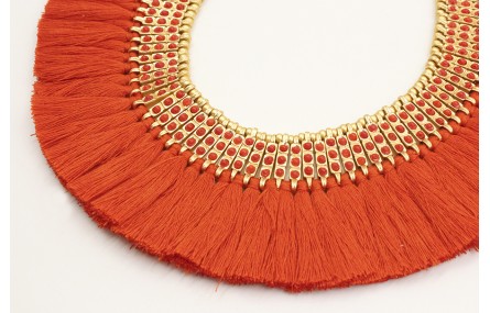 Collar babero con flecos naranjas con entrepieza d
