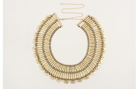 Collar babero en oro mate con entrepiezas alargada