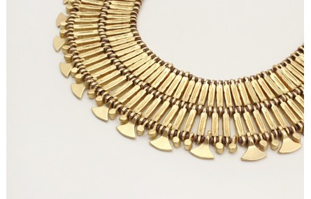 Collar babero en oro mate con entrepiezas alargada