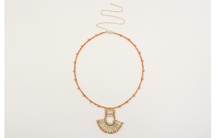 Collar de coralitos con colgante de listón de entr