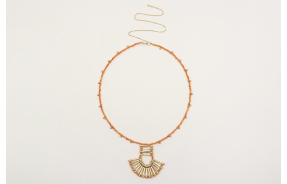 Collar de coralitos con colgante de listón de entr