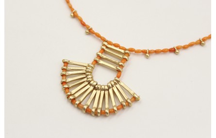 Collar de coralitos con colgante de listón de entr