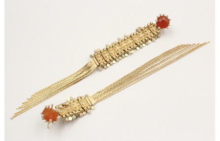 Pendientes largos con brillo naranja y listones en