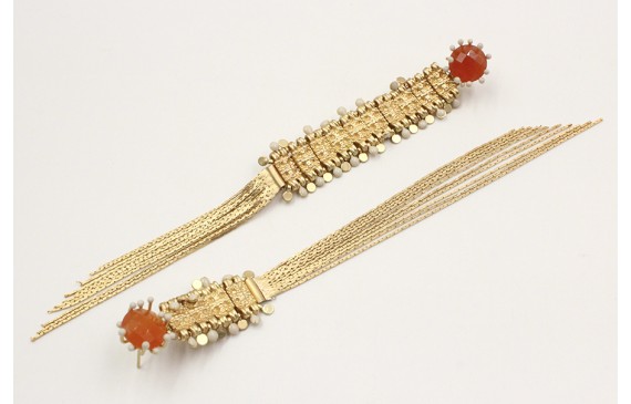 Pendientes largos con brillo naranja y listones en