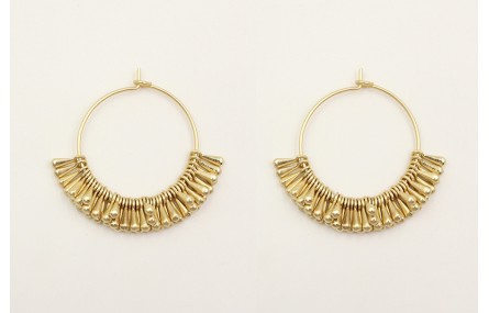Pendientes de aro con gotitas en oro mate.