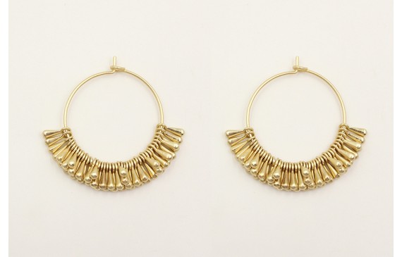 Pendientes de aro con gotitas en oro mate.