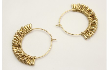 Pendientes de aro con gotitas en oro mate.