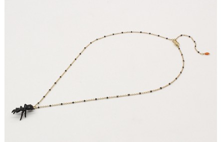 Solitario cadena bolita negra esmaltada y hormiga 