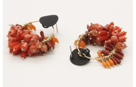 Pendientes aro con corales y perno en color negro 