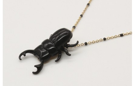 Solitario cadena bolita negra esmaltada y escaraba