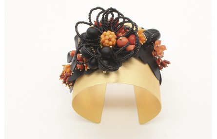 Brazalete con flores negras mates y burruños de co