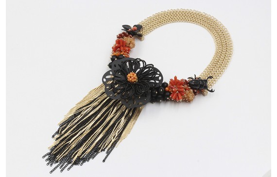 Collar flores negras,burruños de corales y flecos 