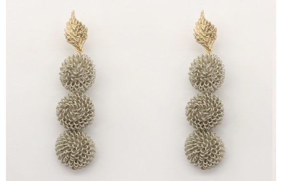 Pendientes con tres bolas rizadas esmatadas en gri