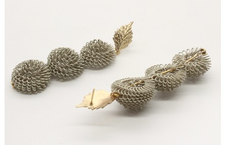 Pendientes con tres bolas rizadas esmatadas en gri