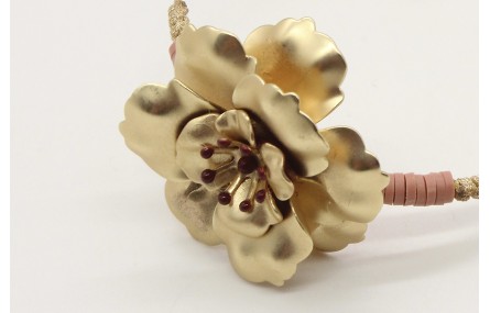 Pulsera rigida con lentejuela rosa y flor central 