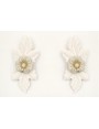 Pendientes hosjas esmaltadas blancas y flor centra