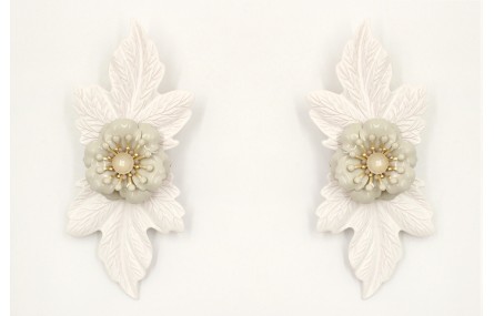 Pendientes hosjas esmaltadas blancas y flor centra