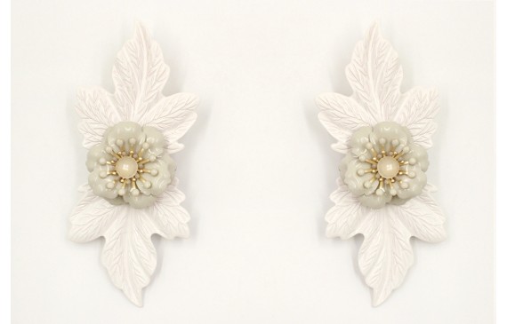 Pendientes hosjas esmaltadas blancas y flor centra