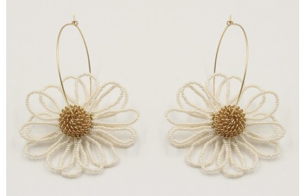 Pendiente aro oro mate con flor de abalorio perlad