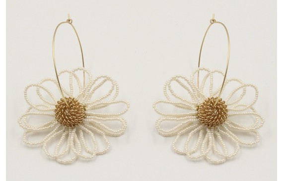 Pendiente aro oro mate con flor de abalorio perlad