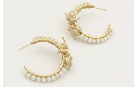 Pendientes aro cosido coral blanco con hormiga esm
