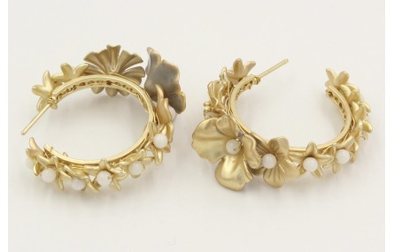 Pendientes cosido con flores oro mate y rematadas 