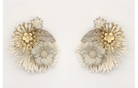 Pendientes con estambres blancos, casquillas y flo