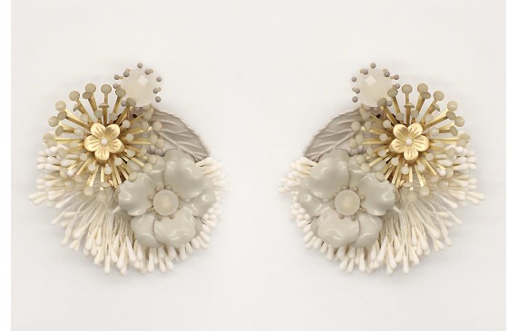 Pendientes con estambres blancos, casquillas y flo