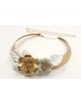 Collar lamina con hojas esmaltadas blancas, flor e
