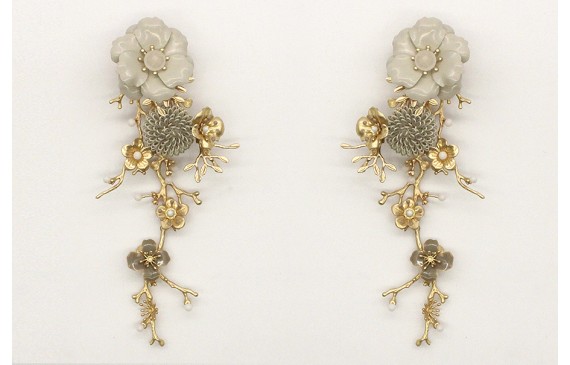 Pendientes rama coral oro mate con flor esmaltada 