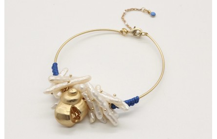 Pulsera rihgida con macreme azul, centro de liston