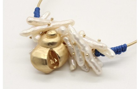 Pulsera rihgida con macreme azul, centro de liston