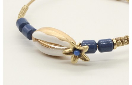 Pulsera rigida con macrame dorado palido, caracola