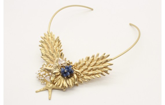 Collar en V con escamas, estrellas,nenufar todo en