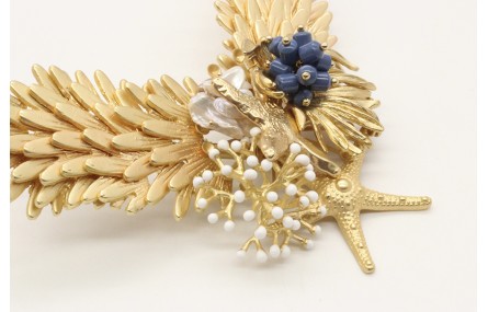 Collar en V con escamas, estrellas,nenufar todo en