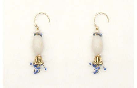 Pendientes con ovalo facetado blanco y pistilos az