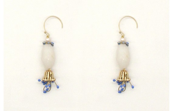 Pendientes con ovalo facetado blanco y pistilos az