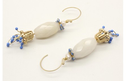 Pendientes con ovalo facetado blanco y pistilos az