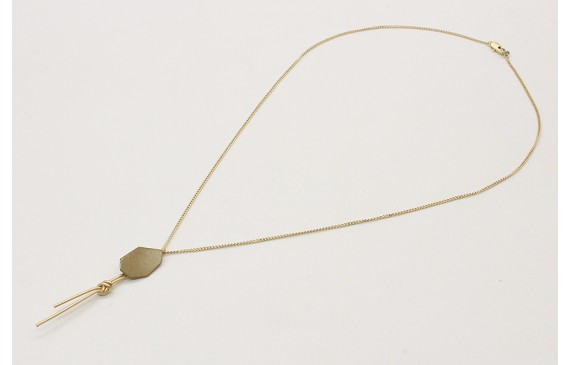 Collar cadena eslabón plano en oro mate con pieza 