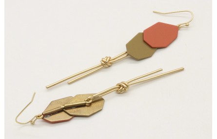 Pendientes con piezas esmaltadas en color coral y