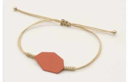 Pulsera nudo serpiente con pieza esmaltada coral. 